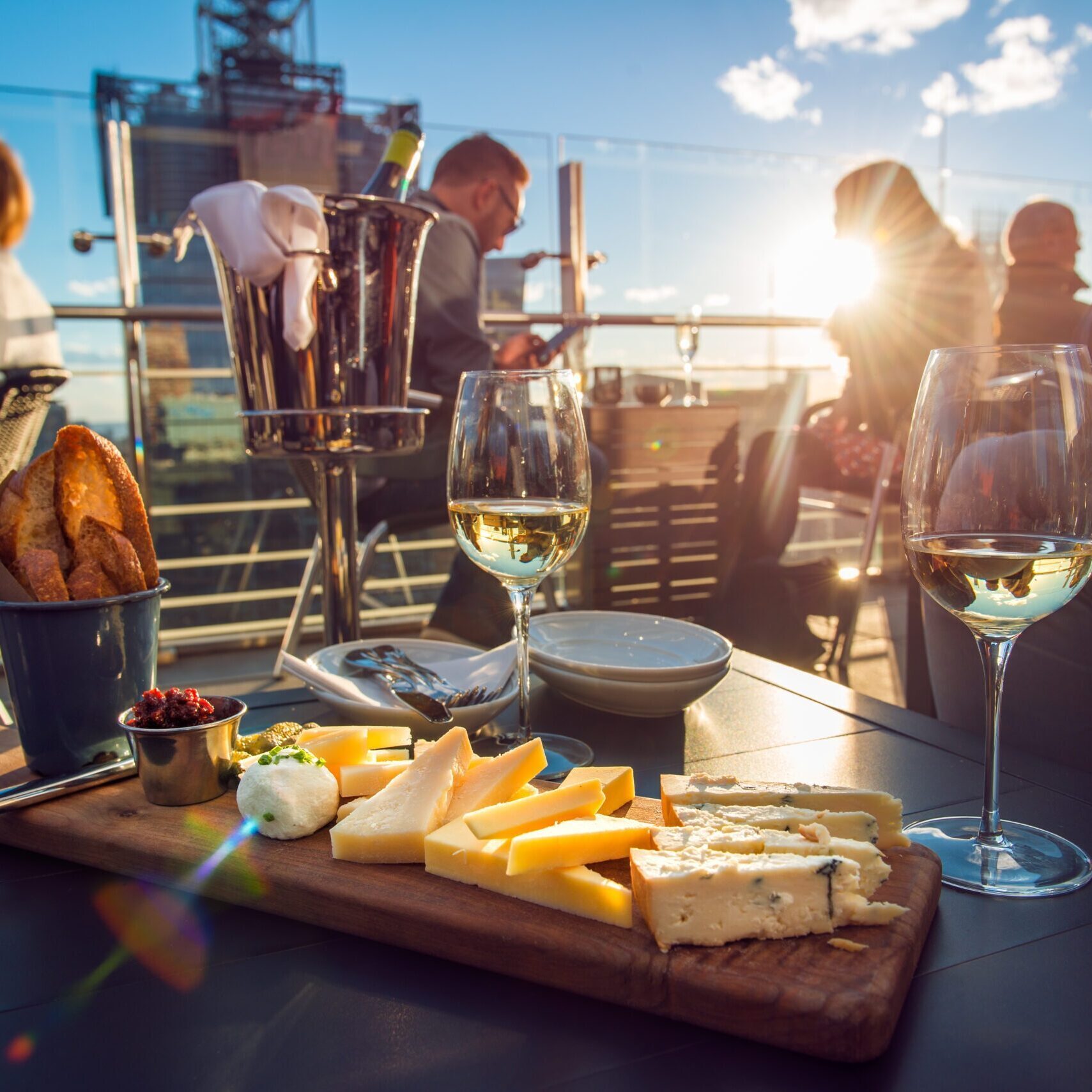 lyxig rooftop bar middag drinkar utsikt Stockholm